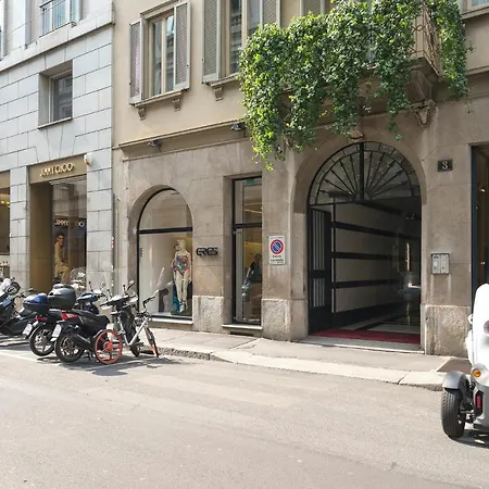 Plum Guide - Saltire Apartment Milan