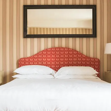 Plum Guide - Saltire Apartment Milan